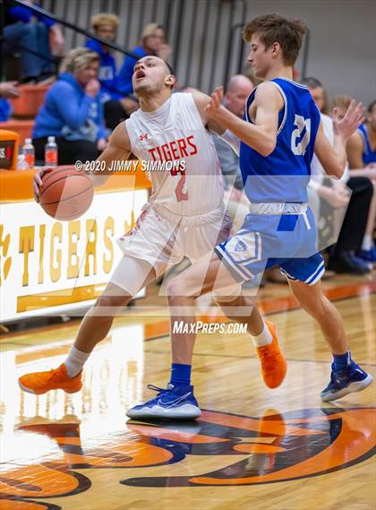 Thumbnail 1 in Quincy @ Edwardsville (IHSA 4A Regional Semifinal) photogallery.