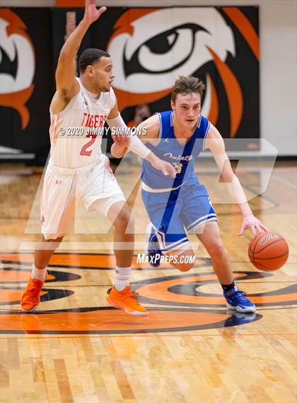Thumbnail 1 in Quincy @ Edwardsville (IHSA 4A Regional Semifinal) photogallery.
