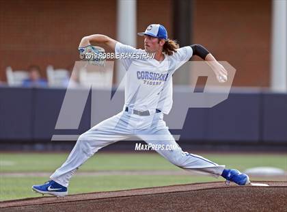 Thumbnail 2 in Corsicana vs. Lone Star (UIL 5A Regional Semifinal) photogallery.