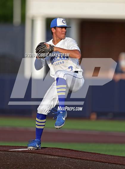 Thumbnail 3 in Corsicana vs. Lone Star (UIL 5A Regional Semifinal) photogallery.