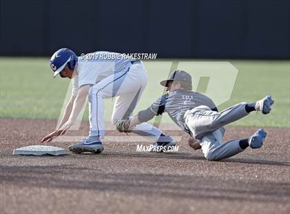 Thumbnail 3 in Corsicana vs. Lone Star (UIL 5A Regional Semifinal) photogallery.