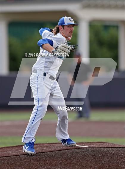 Thumbnail 3 in Corsicana vs. Lone Star (UIL 5A Regional Semifinal) photogallery.