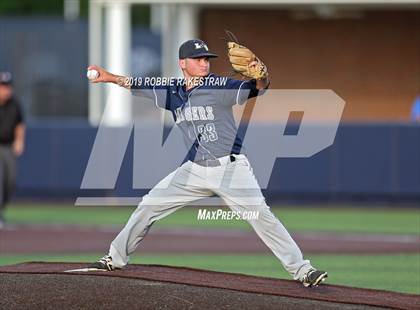 Thumbnail 3 in Corsicana vs. Lone Star (UIL 5A Regional Semifinal) photogallery.