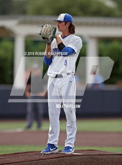 Thumbnail 3 in Corsicana vs. Lone Star (UIL 5A Regional Semifinal) photogallery.
