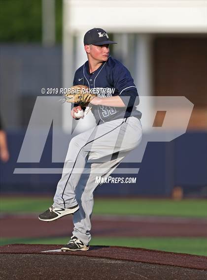 Thumbnail 3 in Corsicana vs. Lone Star (UIL 5A Regional Semifinal) photogallery.