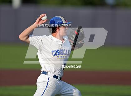 Thumbnail 2 in Corsicana vs. Lone Star (UIL 5A Regional Semifinal) photogallery.