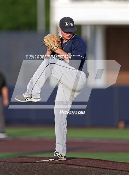 Thumbnail 2 in Corsicana vs. Lone Star (UIL 5A Regional Semifinal) photogallery.
