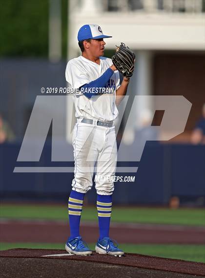 Thumbnail 1 in Corsicana vs. Lone Star (UIL 5A Regional Semifinal) photogallery.