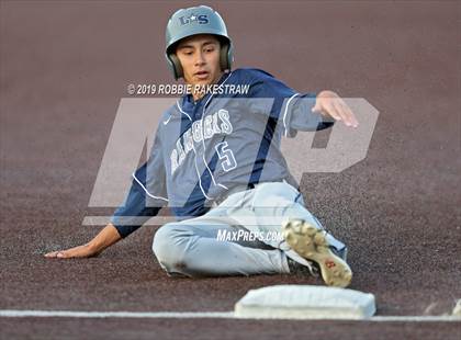 Thumbnail 2 in Corsicana vs. Lone Star (UIL 5A Regional Semifinal) photogallery.