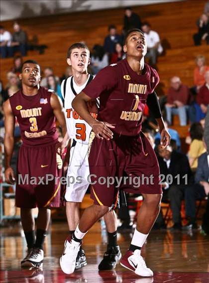 Thumbnail 2 in Mt. Vernon vs. Union-Endicott (NYS AA Regional Final) photogallery.