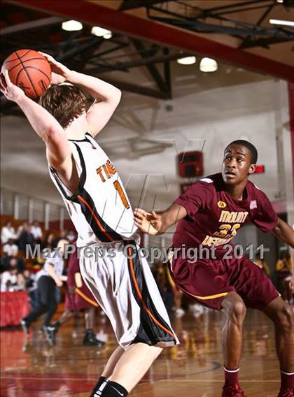 Thumbnail 2 in Mt. Vernon vs. Union-Endicott (NYS AA Regional Final) photogallery.