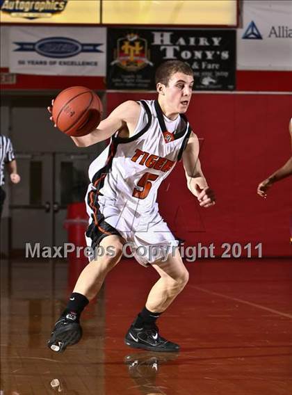 Thumbnail 2 in Mt. Vernon vs. Union-Endicott (NYS AA Regional Final) photogallery.