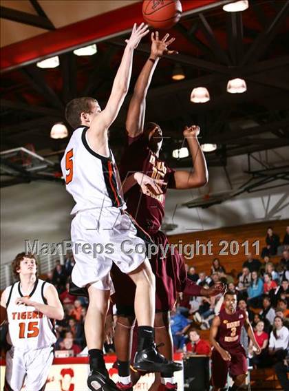 Thumbnail 1 in Mt. Vernon vs. Union-Endicott (NYS AA Regional Final) photogallery.