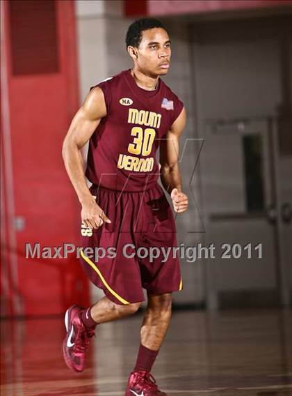 Thumbnail 1 in Mt. Vernon vs. Union-Endicott (NYS AA Regional Final) photogallery.