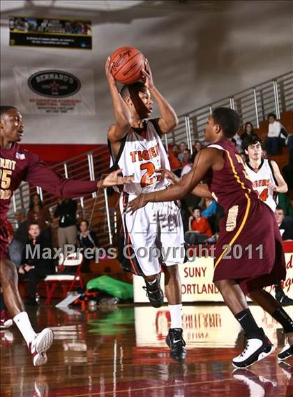 Thumbnail 1 in Mt. Vernon vs. Union-Endicott (NYS AA Regional Final) photogallery.