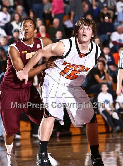 Thumbnail 2 in Mt. Vernon vs. Union-Endicott (NYS AA Regional Final) photogallery.
