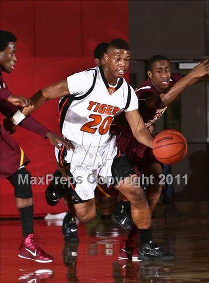 Thumbnail 1 in Mt. Vernon vs. Union-Endicott (NYS AA Regional Final) photogallery.