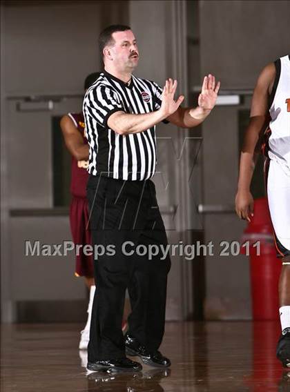 Thumbnail 2 in Mt. Vernon vs. Union-Endicott (NYS AA Regional Final) photogallery.