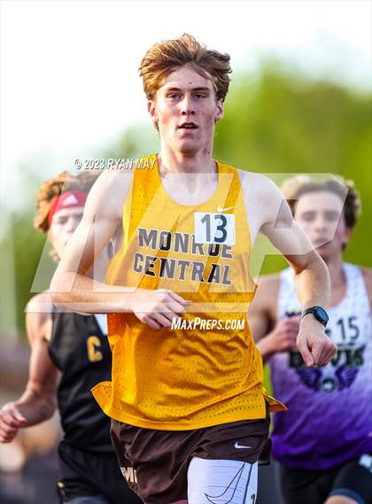 Thumbnail 2 in IHSAA Regionals photogallery.