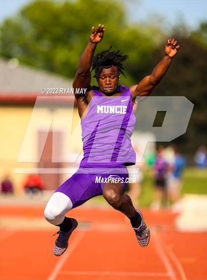 Thumbnail 2 in IHSAA Regionals photogallery.