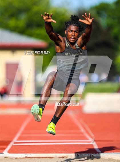 Thumbnail 1 in IHSAA Regionals photogallery.