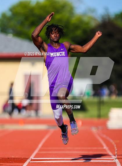 Thumbnail 2 in IHSAA Regionals photogallery.
