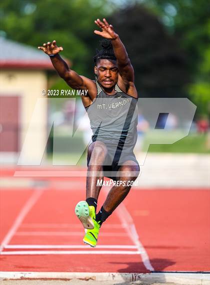 Thumbnail 2 in IHSAA Regionals photogallery.