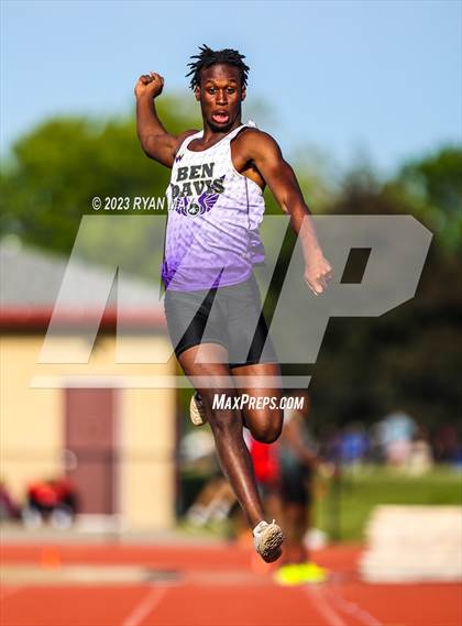 Thumbnail 2 in IHSAA Regionals photogallery.