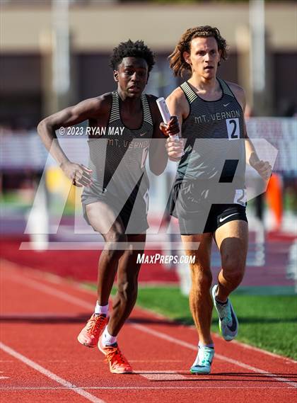 Thumbnail 2 in IHSAA Regionals photogallery.