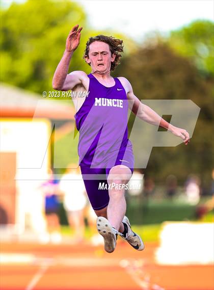 Thumbnail 2 in IHSAA Regionals photogallery.