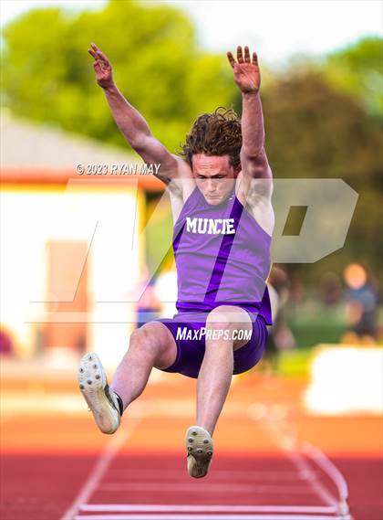 Thumbnail 3 in IHSAA Regionals photogallery.