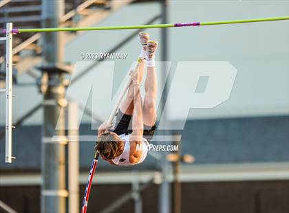 Thumbnail 2 in IHSAA Regionals photogallery.