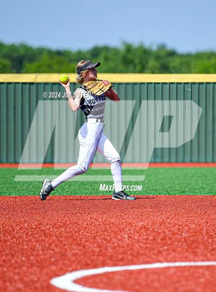 Thumbnail 1 in Slocum vs Moulton (UIL 1A Regional Final) Game 1 photogallery.