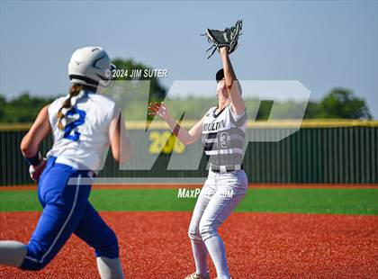 Thumbnail 3 in Slocum vs Moulton (UIL 1A Regional Final) Game 1 photogallery.