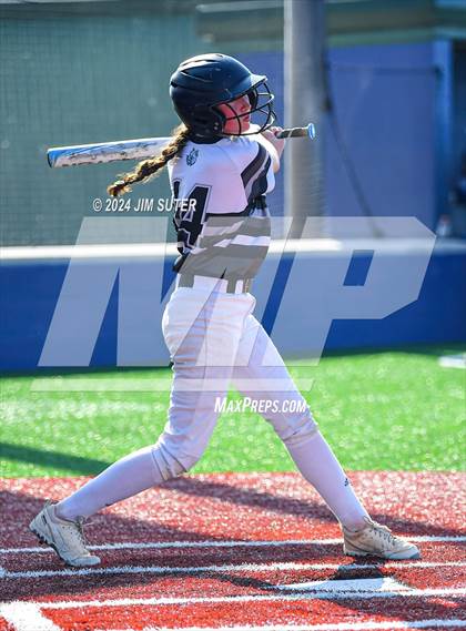 Thumbnail 3 in Slocum vs Moulton (UIL 1A Regional Final) Game 1 photogallery.