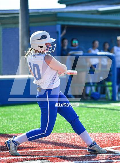 Thumbnail 3 in Slocum vs Moulton (UIL 1A Regional Final) Game 1 photogallery.