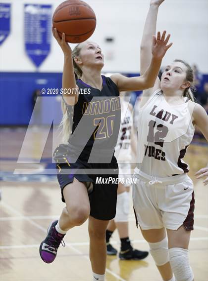 Thumbnail 3 in Unioto vs Vinton County (OHSAA D2 District Semifinal) photogallery.