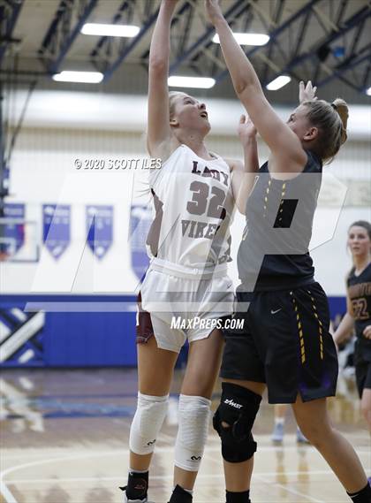 Thumbnail 2 in Unioto vs Vinton County (OHSAA D2 District Semifinal) photogallery.