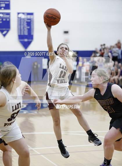 Thumbnail 2 in Unioto vs Vinton County (OHSAA D2 District Semifinal) photogallery.