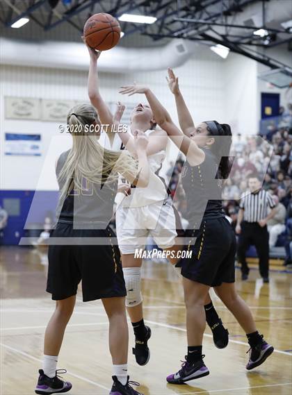 Thumbnail 3 in Unioto vs Vinton County (OHSAA D2 District Semifinal) photogallery.