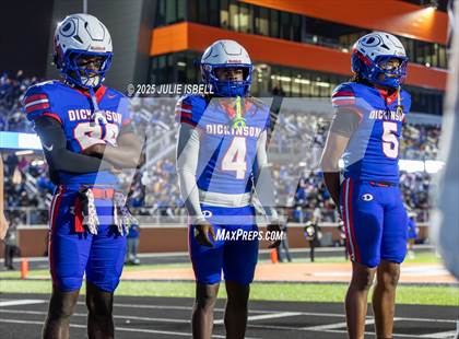 Thumbnail 2 in Dickinson vs. Strake Jesuit (UIL 6A D1 Football Regional Semifinal) photogallery.