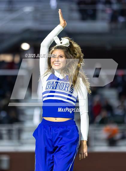 Thumbnail 2 in Dickinson vs. Strake Jesuit (UIL 6A D1 Football Regional Semifinal) photogallery.