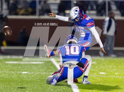 Thumbnail 2 in Dickinson vs. Strake Jesuit (UIL 6A D1 Football Regional Semifinal) photogallery.