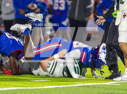 Thumbnail 1 in Dickinson vs. Strake Jesuit (UIL 6A D1 Football Regional Semifinal) photogallery.