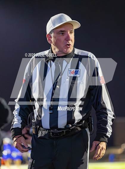 Thumbnail 3 in Dickinson vs. Strake Jesuit (UIL 6A D1 Football Regional Semifinal) photogallery.