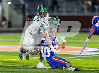 Thumbnail 3 in Dickinson vs. Strake Jesuit (UIL 6A D1 Football Regional Semifinal) photogallery.