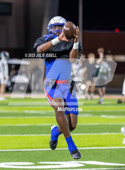 Thumbnail 3 in Dickinson vs. Strake Jesuit (UIL 6A D1 Football Regional Semifinal) photogallery.