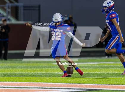 Thumbnail 3 in Dickinson vs. Strake Jesuit (UIL 6A D1 Football Regional Semifinal) photogallery.