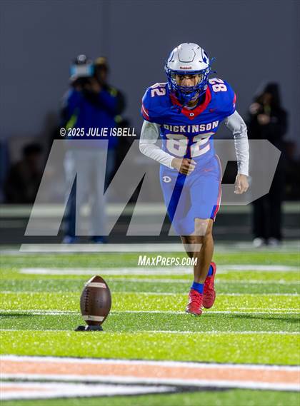 Thumbnail 2 in Dickinson vs. Strake Jesuit (UIL 6A D1 Football Regional Semifinal) photogallery.