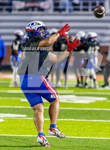 Thumbnail 2 in Dickinson vs. Strake Jesuit (UIL 6A D1 Football Regional Semifinal) photogallery.